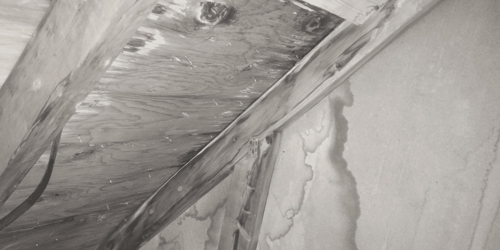 Trace d'humidité dans un grenier à cause d'une infiltration d'eau 