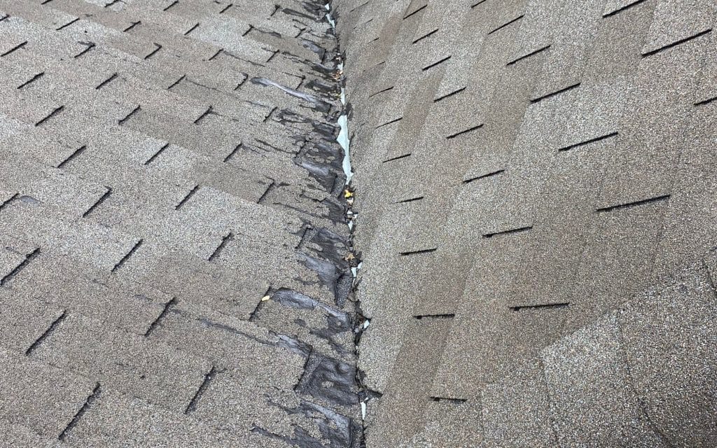 Réparer une fuite sur une toiture de bardeau